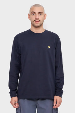 Mężczyzna w granatowej longsleeve z żółtym logo na piersi, moda streetwear