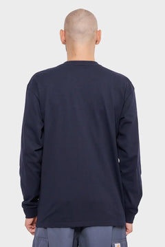 Mężczyzna w granatowej bluzie z długim rękawem, zdjęcie od tyłu, moda streetwear