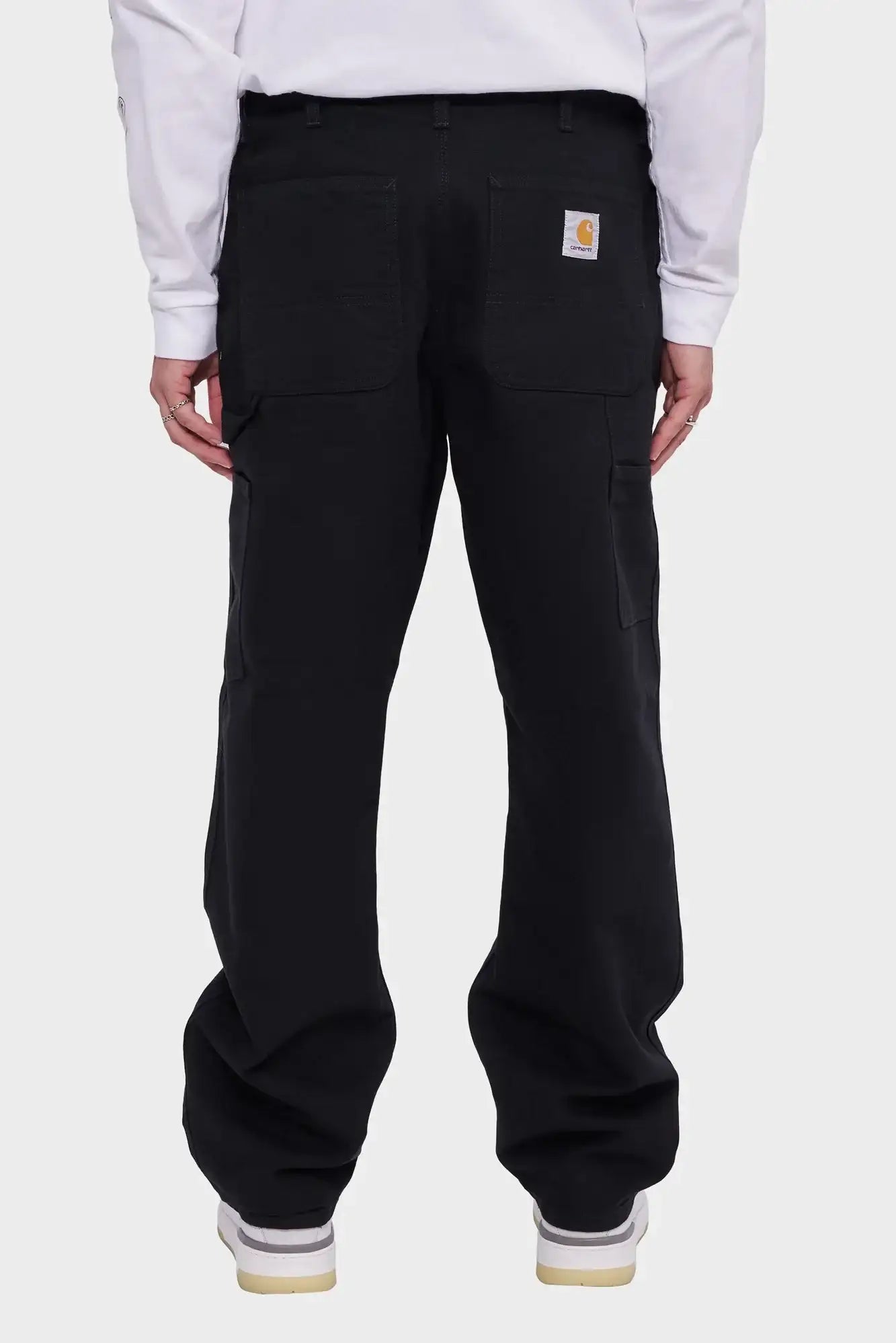Czarne spodnie robocze z prostą nogawką, kieszenie z tyłu, widoczne logo, styl streetwear