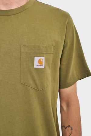 oliwkowa koszulka męska z kieszonką i logo Carhartt, minimalistyczny styl streetwear
