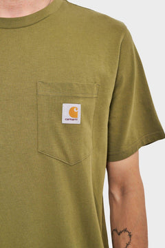 oliwkowa koszulka męska z kieszonką i logo Carhartt, minimalistyczny styl streetwear