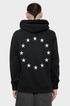 Czarna bluza z kapturem, białe gwiazdy w okręgu na plecach, styl streetwear męski.