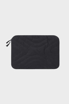 Czarna pikowana etui na laptop z zamkiem, minimalistyczny design na białym tle.
