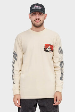 Mężczyzna w beżowej bluzie z nadrukiem wyścigówki, czapka z daszkiem Market, styl streetwear