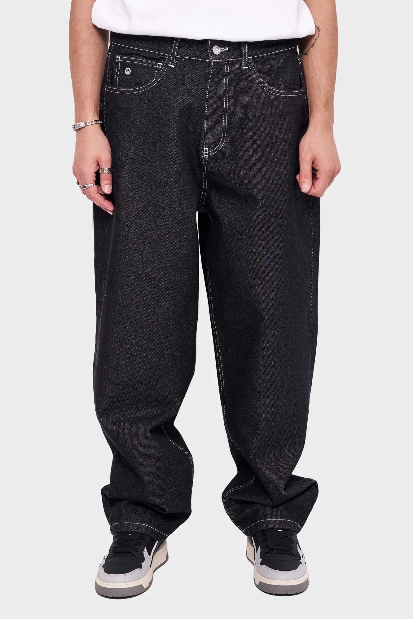 Czarne szerokie jeansy męskie z kontrastowym przeszyciem, styl streetwear