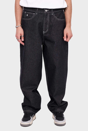 Czarne szerokie jeansy męskie z kontrastowym przeszyciem, styl streetwear