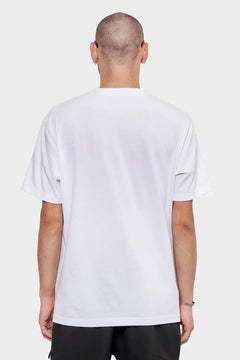 Mężczyzna w białym t-shircie, ujęcie z tyłu, minimalistyczna moda streetwear