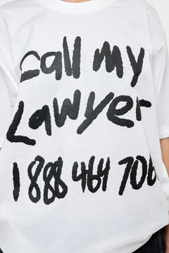 Biała koszulka z czarnym napisem call my lawyer i numerem 1 888 461 706, moda streetwear
