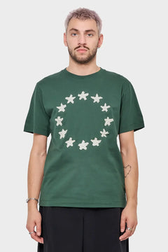 Zielona koszulka męska z białymi gwiazdami w okręgu, styl streetwear, moda męska