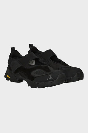 Czarne buty sportowe męskie z grubą podeszwą, nowoczesny design, styl streetwear