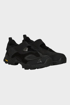 Czarne buty sportowe męskie z grubą podeszwą, nowoczesny design, styl streetwear