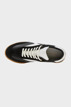 Czarno-biały skórzany sneaker sportowy z białymi sznurówkami, widok z góry