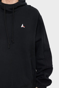 Czarna bluza z kapturem, logo ROA na piersi, minimalistyczny design, streetwear
