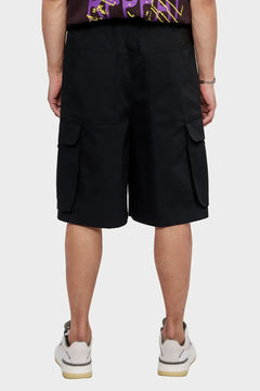 Czarne szorty cargo męskie z kieszeniami, widok od tyłu, styl streetwear