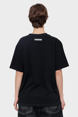 Czarna koszulka z krótkim rękawem, widok od tyłu, widoczne logo na karku, styl streetwear