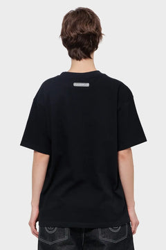 Czarna koszulka z krótkim rękawem, widok od tyłu, widoczne logo na karku, styl streetwear