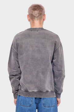 Mężczyzna w spranej szarej bluzie oversize, widok z tyłu, dżinsy, styl streetwear