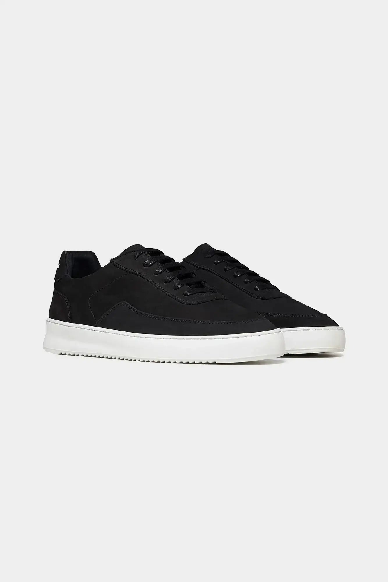 czarne sneakersy męskie na białej podeszwie, minimalistyczny styl, nowoczesne obuwie
