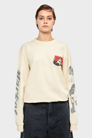 Modelka w kremowej bluzie z nadrukami motoryzacyjnymi na rękawach i kieszeni, modne ubrania streetwear.
