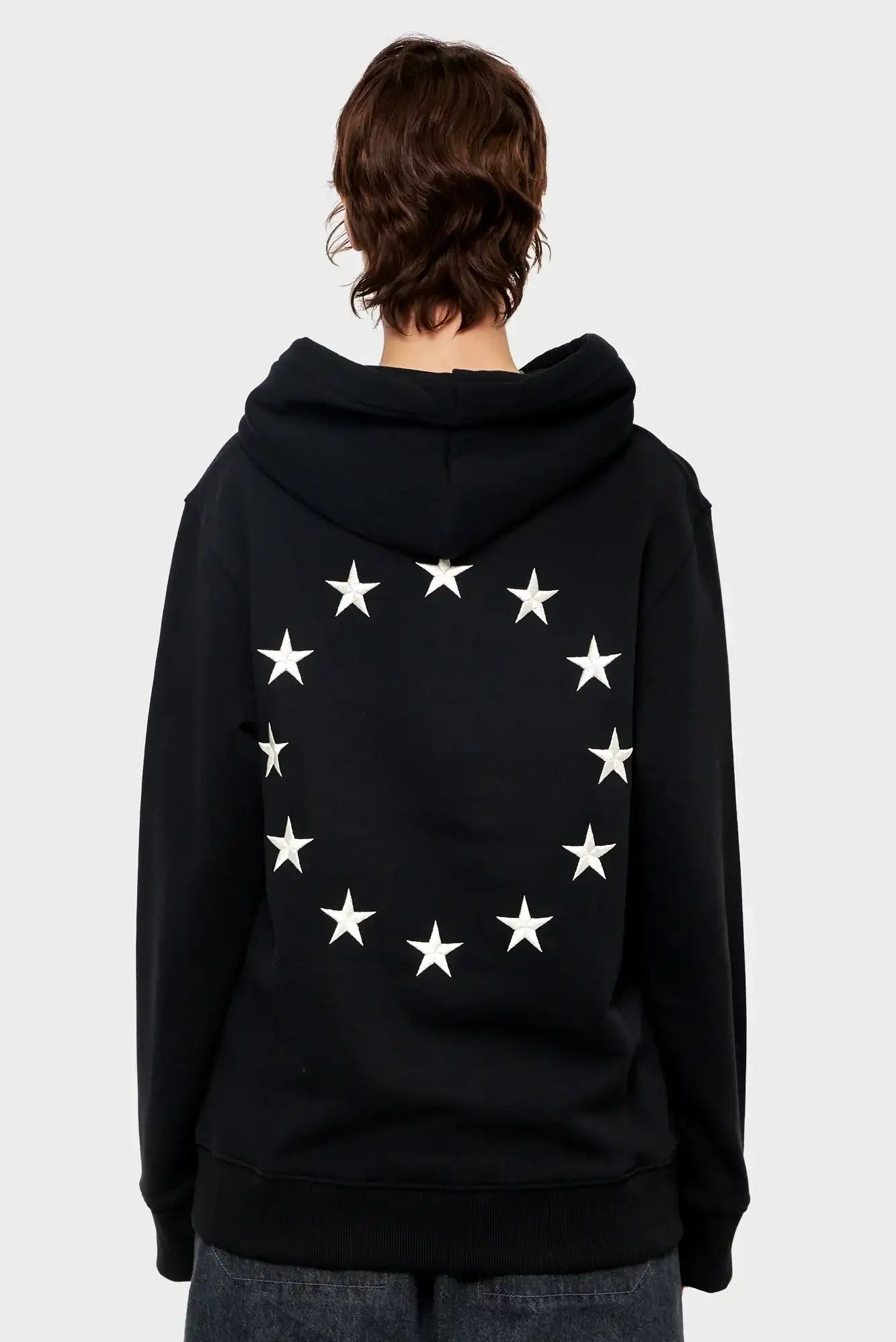 Czarna bluza z kapturem, białe gwiazdy w okręgu na plecach, styl streetwear