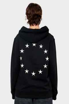 Czarna bluza z kapturem, białe gwiazdy w okręgu na plecach, styl streetwear