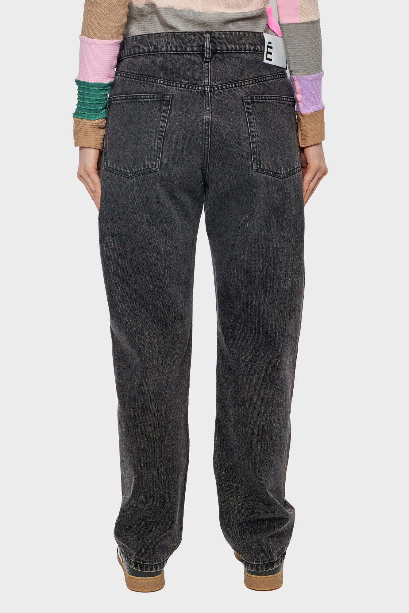 Czarne jeansy o luźnym kroju, widok od tyłu, z dużymi kieszeniami, styl streetwear