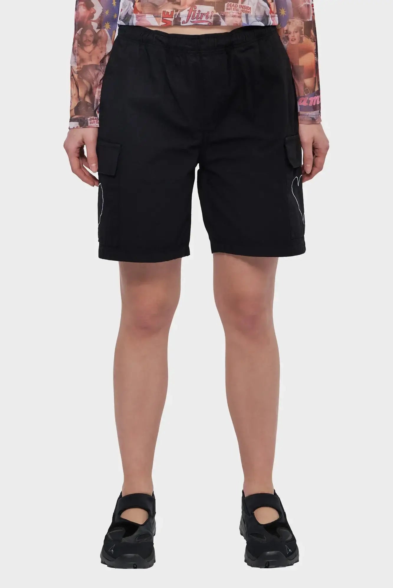 Czarne szorty cargo z kieszeniami bocznymi, modny streetwear dla kobiet