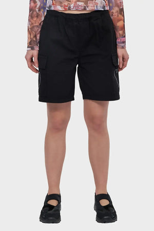 Czarne szorty cargo z kieszeniami bocznymi, modny streetwear dla kobiet