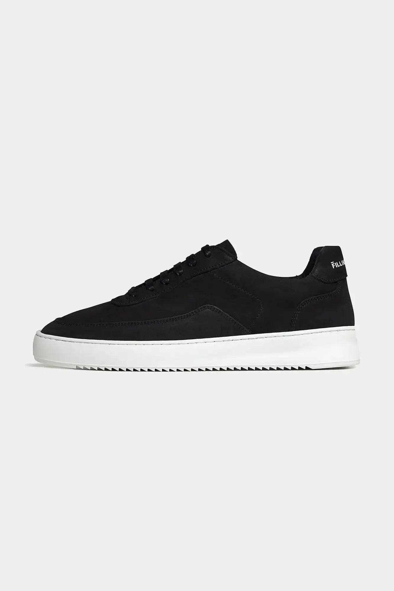 Czarne sneakersy męskie z białą podeszwą, minimalistyczny styl, moda streetwear