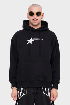 Mężczyzna w czarnej bluzie z kapturem i białym logo, żółte okulary, styl streetwear