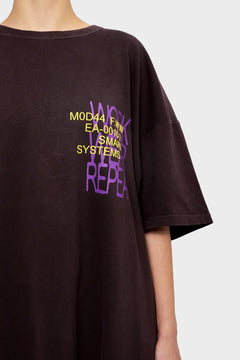 Czarna koszulka oversize z nadrukiem MOD44, fioletowy i żółty napis, moda streetwear.