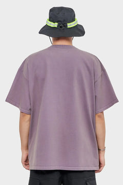 Oversize fioletowy t-shirt unisex, czarny bucket hat z odblaskowym paskiem, widok z tyłu