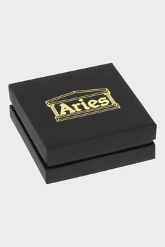 Czarne pudełko prezentowe z logo Aries w złotym kolorze, minimalistyczny design