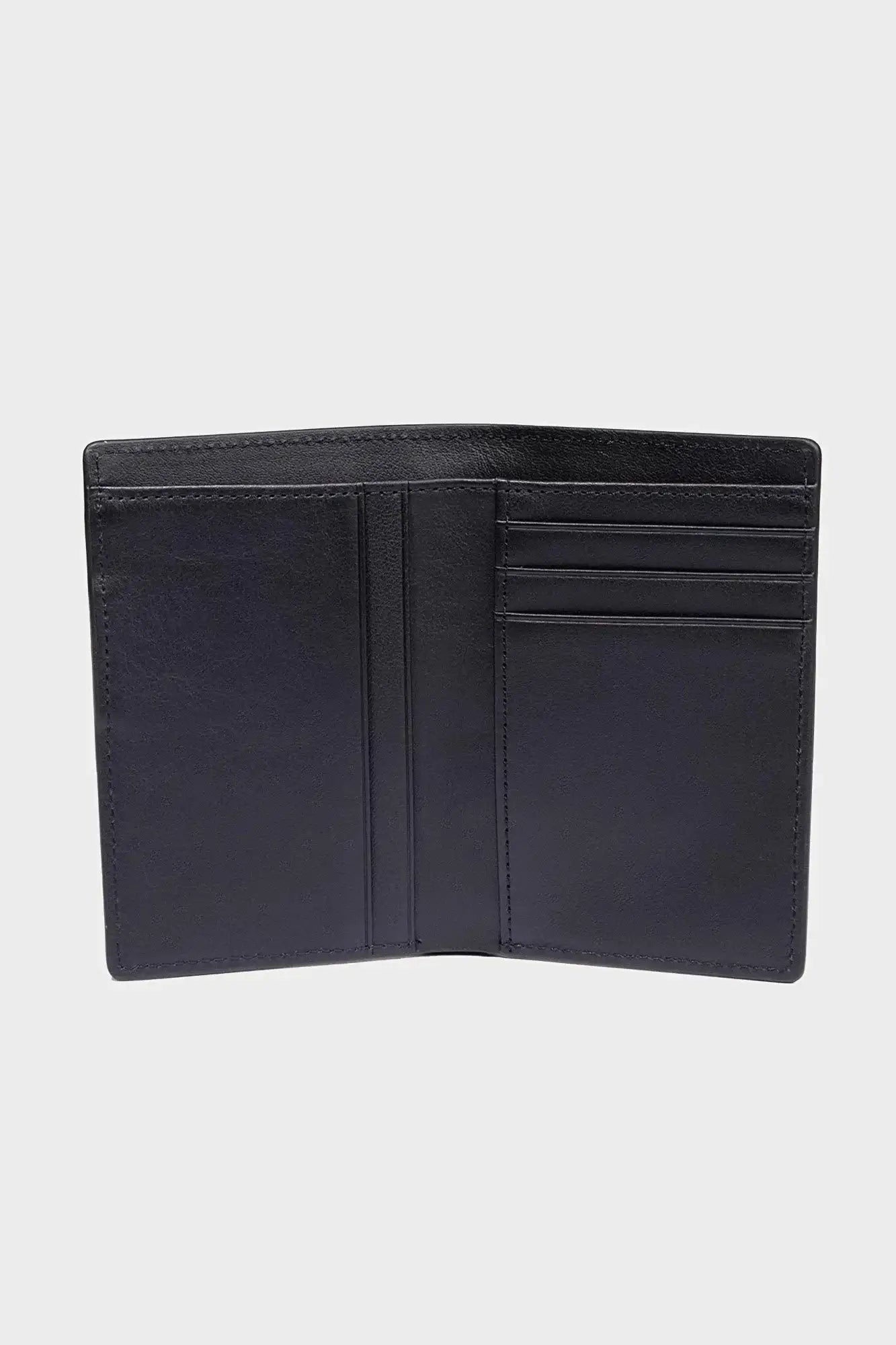 Czarny portfel skórzany z przegródkami na karty i dokumenty, minimalistyczny design