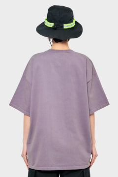 Oversize fioletowy t-shirt unisex, czarny kapelusz z neonowym paskiem, widok z tyłu