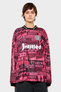 Modelka w różowej bluzie Etudes Studio z nadrukami napisów, modna odzież streetwear