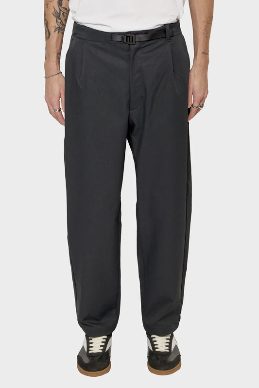Spodnie ONE TUCK TAPERED czarny