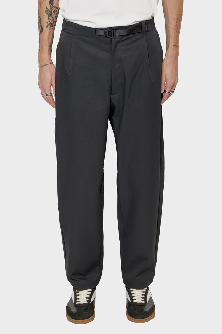 Spodnie ONE TUCK TAPERED czarny