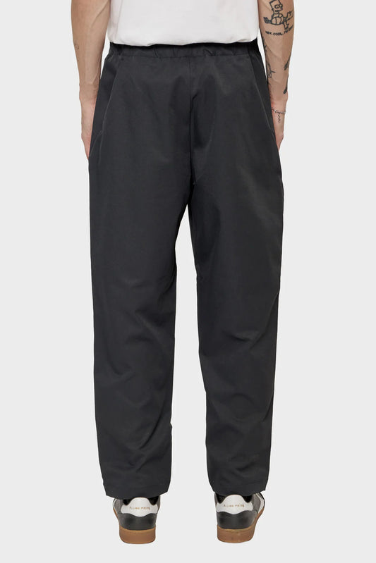 Spodnie ONE TUCK TAPERED czarny
